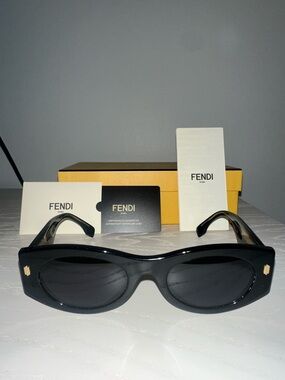 Fendi cat eye Oval 52mm black Sunglasses